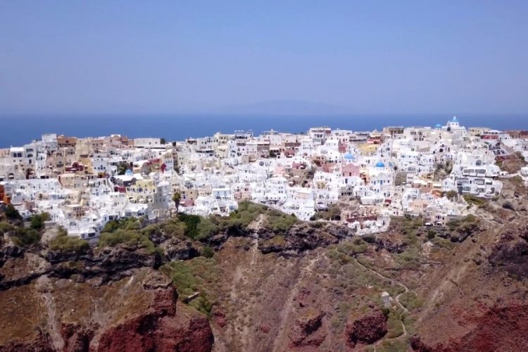 На острове Санторини открыли уникальный отель