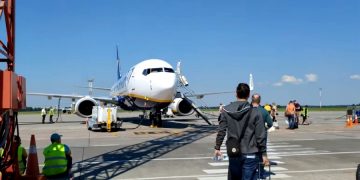 Бортпроводница Ryanair обожгла ноги пассажиру