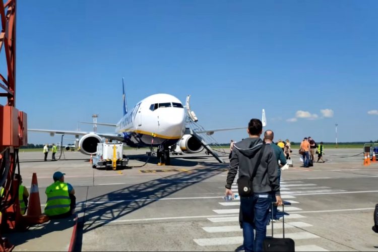 Бортпроводница Ryanair обожгла ноги пассажиру