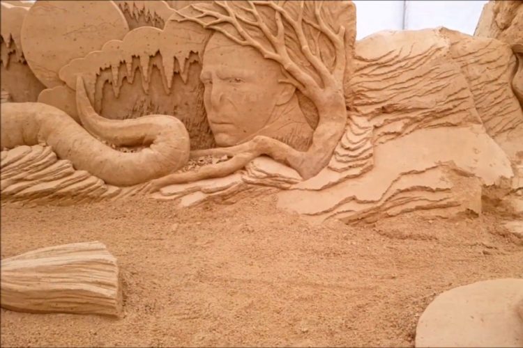 На Фестивале песчаных скульптур в Германии построили самый высокий замок