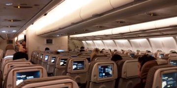 Пассажир открыл аварийный выход вместо двери туалета