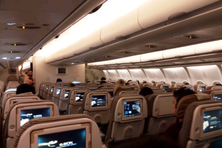 Пассажир открыл аварийный выход вместо двери туалета