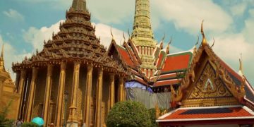 Жителей Таиланда возмутила туристка, которая занималась йогой в святых местах