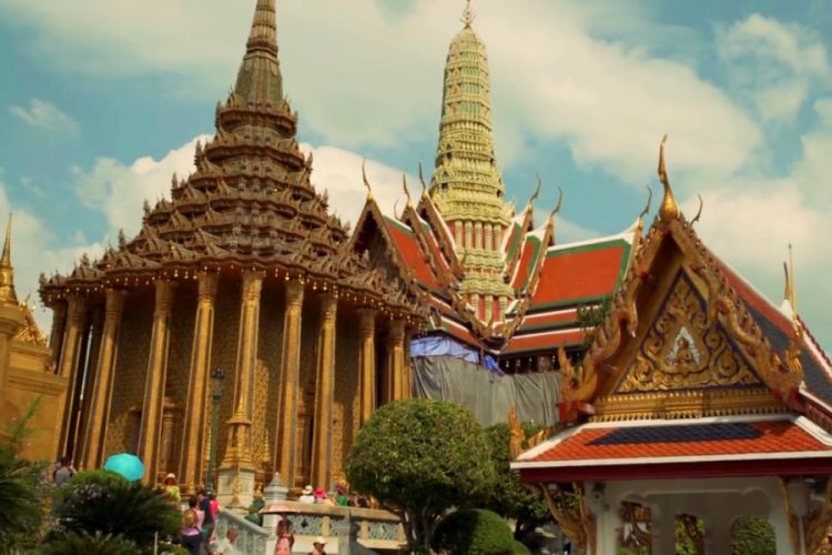 Жителей Таиланда возмутила туристка, которая занималась йогой в святых местах