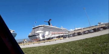 Корабль Carnival Cruise Line оказал экстренную помощь рыбакам