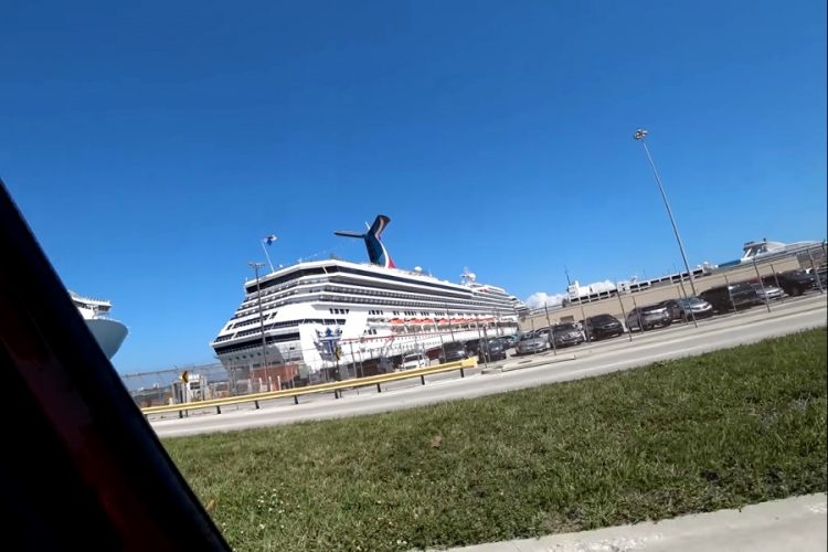 Корабль Carnival Cruise Line оказал экстренную помощь рыбакам