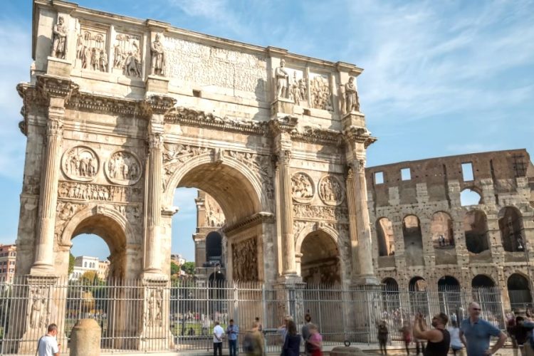 Власти Рима обещают искоренить хамское поведение туристов