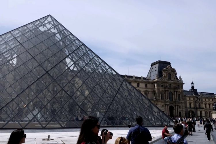 Luvr posvyatit aromaty izvestnym shedevram