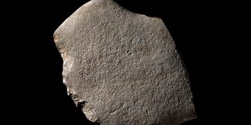 Археологи нашли песчаник с гравюрами возрастом 12000 лет