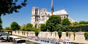 На первой мессе в соборе Нотр-Дам присутствовали строители