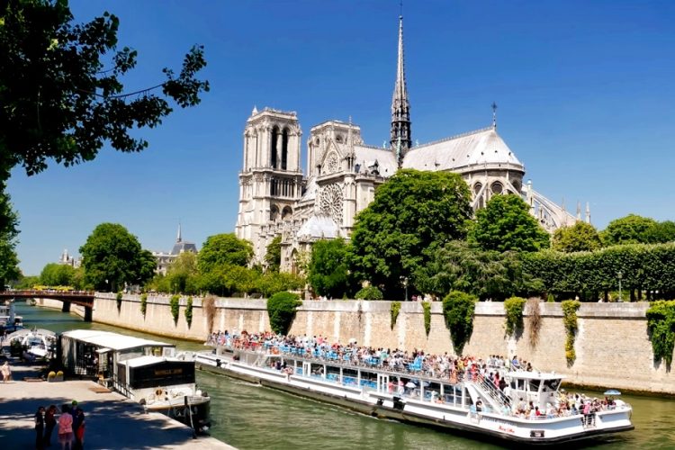 На первой мессе в соборе Нотр-Дам присутствовали строители