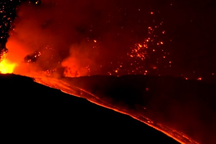 Вулкан Этна перешел в активную стадию - туристам рекомендуют воздержаться от подъемов