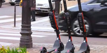 Власти Парижа вводят запрет на эксплуатацию электрических самокатов
