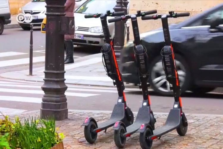 Власти Парижа вводят запрет на эксплуатацию электрических самокатов