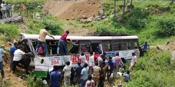 новость 01-07-2019 В Индии небольшой автобус сорвался в ущелье