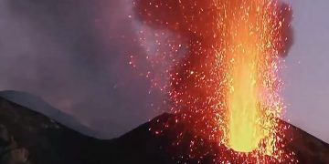 новость 04-07-2019 На итальянском острове Стромболи произошло извержение вулкана