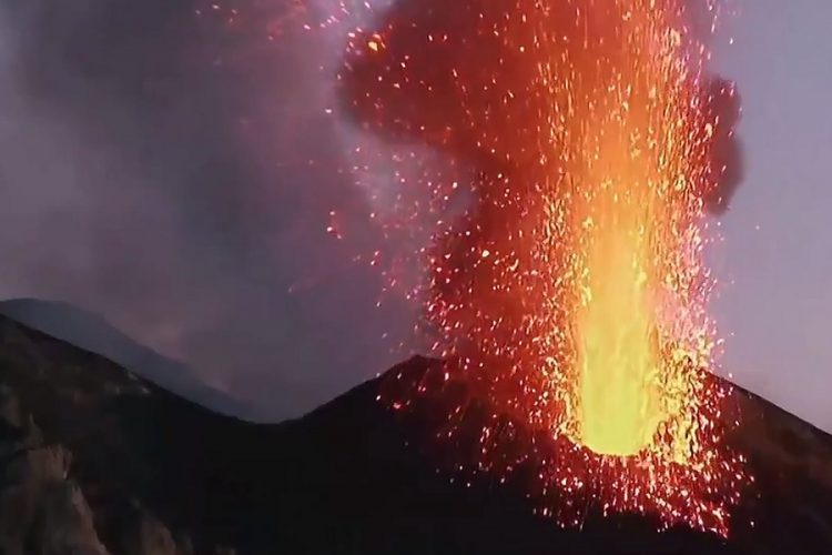 новость 04-07-2019 На итальянском острове Стромболи произошло извержение вулкана