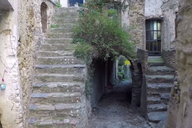 новость 17-07-2019 Город-призрак Поджореале в Сицилии ищет жителей