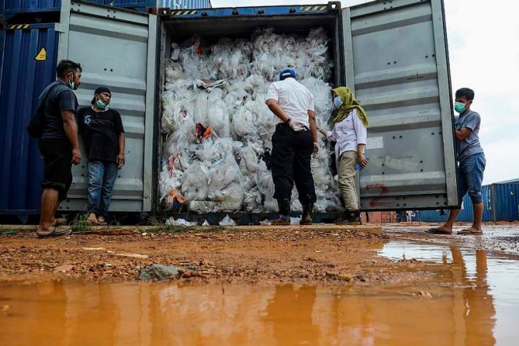 новость 30-07-2019 Республика Индонезия вернула мусор Франции и Гонконгу