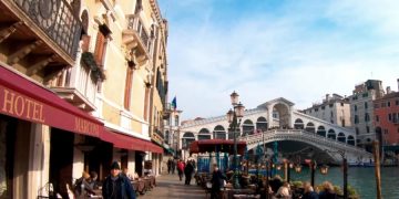 Туристы заплатили 950 евро за варку кофе на мосту Риальто в Венеции