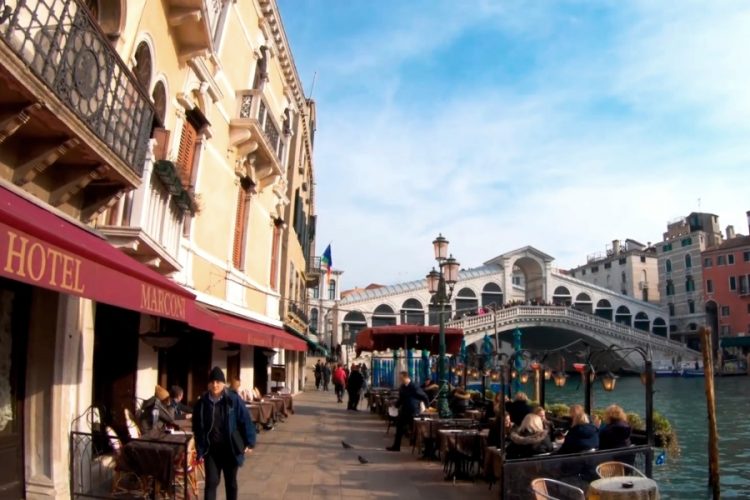 Туристы заплатили 950 евро за варку кофе на мосту Риальто в Венеции