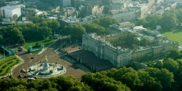 Пассажир, который выпал из самолета, был обработчиком багажа