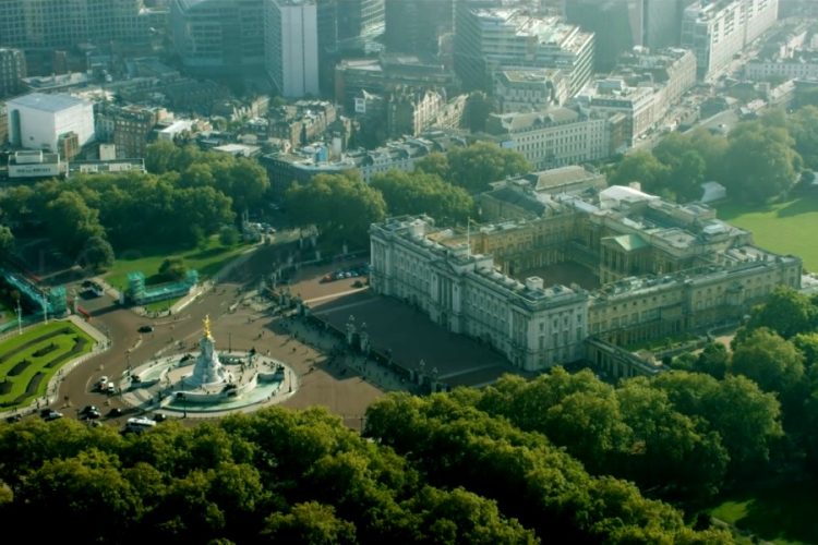 Пассажир, который выпал из самолета, был обработчиком багажа