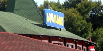 В аквапарке Aqualand туристка сломала позвоночник