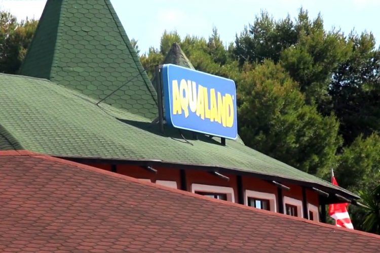 В аквапарке Aqualand туристка сломала позвоночник