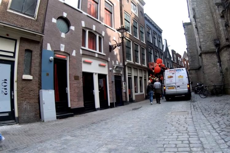 Проститутки Квартала красных фонарей в Амстердаме могут закрыть окна навсегда