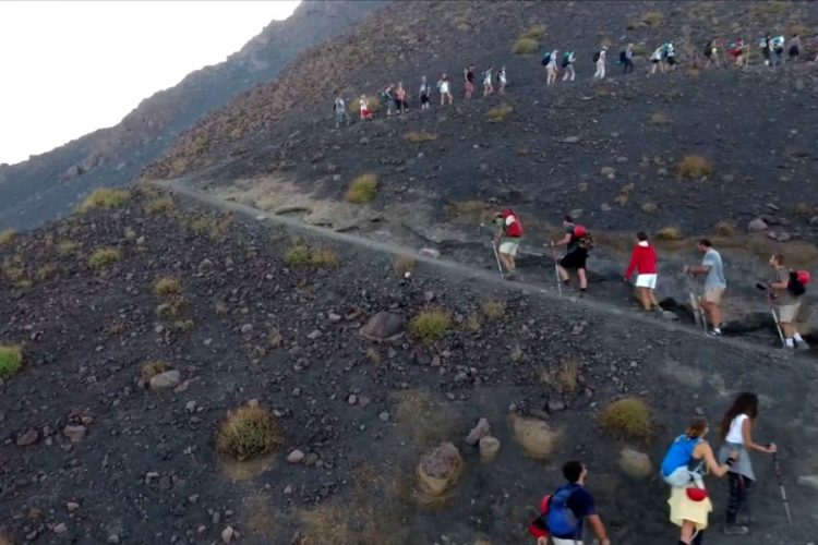 Извержение вулкана Стромболи не напугало туристов