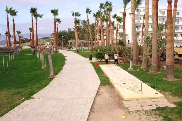 Британцам официально запретили прыгать в бассейн с балкона