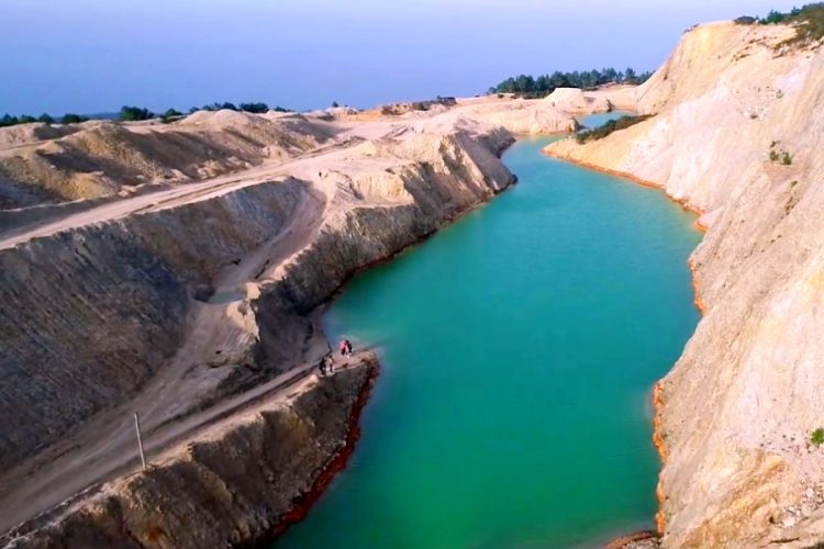 Ради снимков для Instagram туристы прыгают в "химическое" озеро в Испании