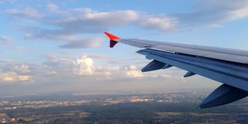 Ребенка с аутизмом посадили в самолет с запиской для соседа по креслу