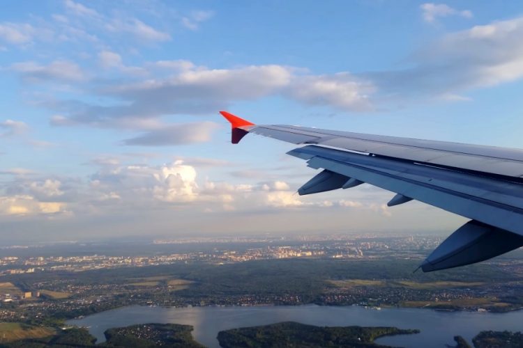 Ребенка с аутизмом посадили в самолет с запиской для соседа по креслу