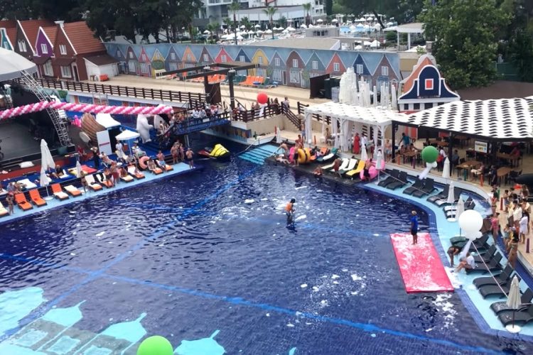 Бунт на корабле: что известно о скандале в пятизвездочном отеле Турции?