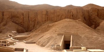 Голову статуи Тутанхамона продали, несмотря на протесты