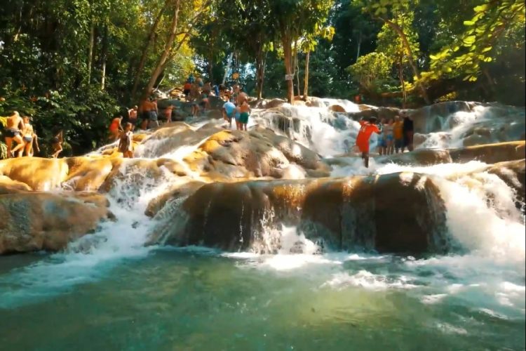 Ямайка продлила чрезвычайное положение