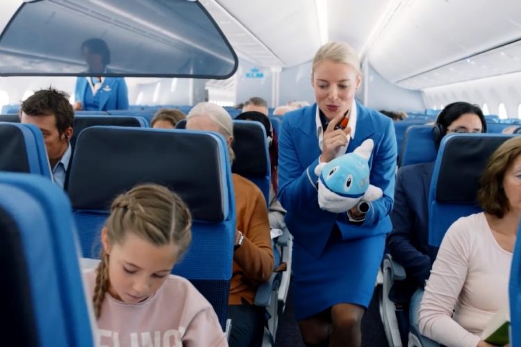 Пассажирка авиакомпании KLM возмущена просьбой прикрыть грудь во время кормления