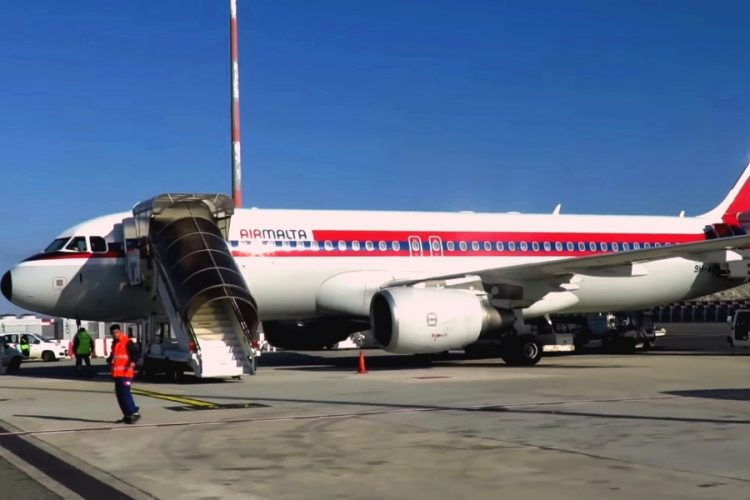 Команда футболистов может не попасть на матч из-за отмены рейсов