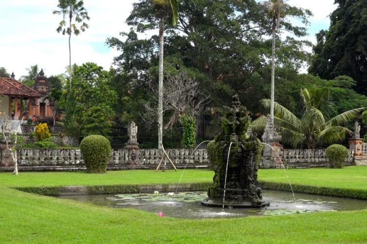 Чиновники острова Бали объявили войну российским гидам