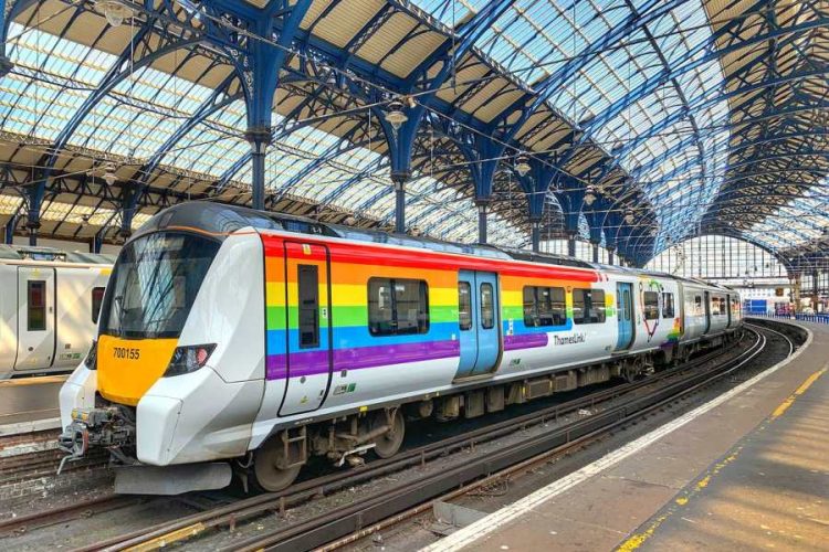 В Британии покрасили поезд в честь Парада Гордости