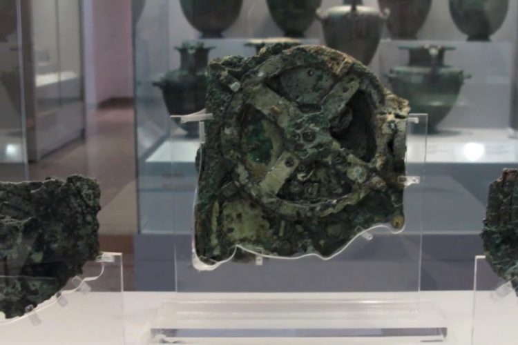 Франция передала Пакистану почти 450 древних реликвий