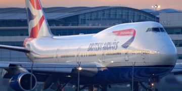 Мальчик смог пройти в самолет без сопровождения и билета