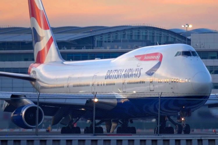 Мальчик смог пройти в самолет без сопровождения и билета