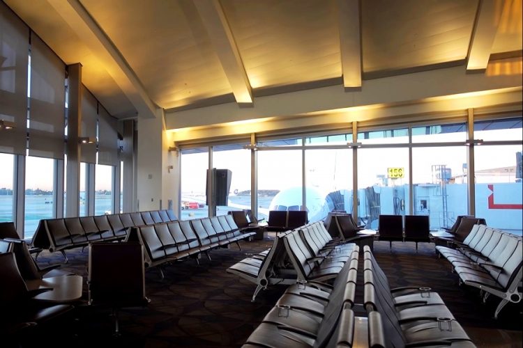 Рейс American Airlines вернулся в аэропорт из-за плохого запаха