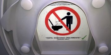 Мумифицированное тело ребенка обнаружили в туалете самолета