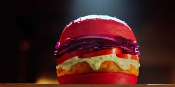 Air Asia подают пассажирам красные бургеры в честь движения по борьбе со СПИДом