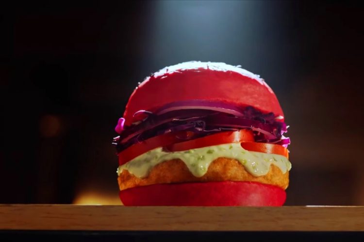 Air Asia подают пассажирам красные бургеры в честь движения по борьбе со СПИДом