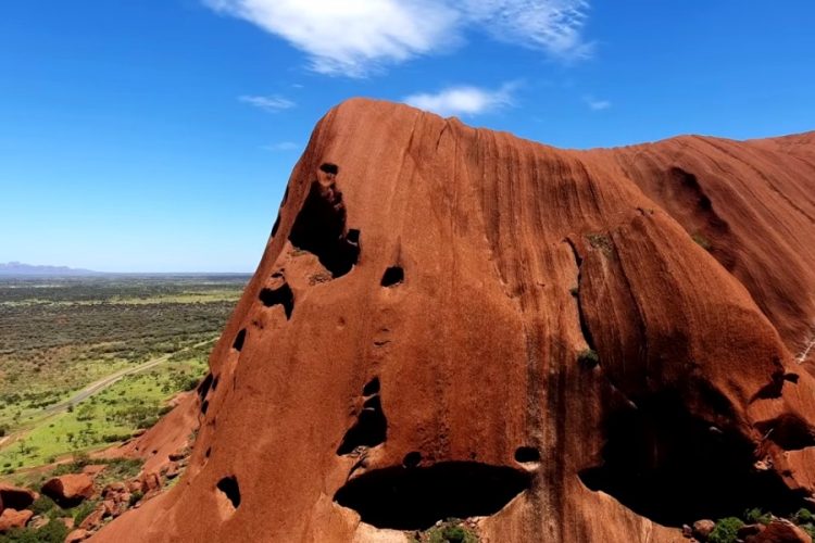 Гора Улуру в Австралии утопает в горах мусора
